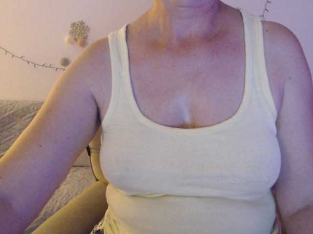 goodSnowQueen live cam on BongaCams
