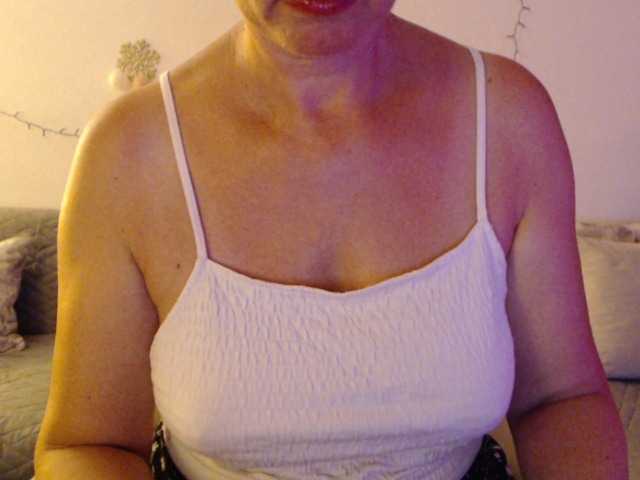 goodSnowQueen live cam on BongaCams