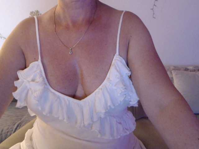 goodSnowQueen live cam on BongaCams