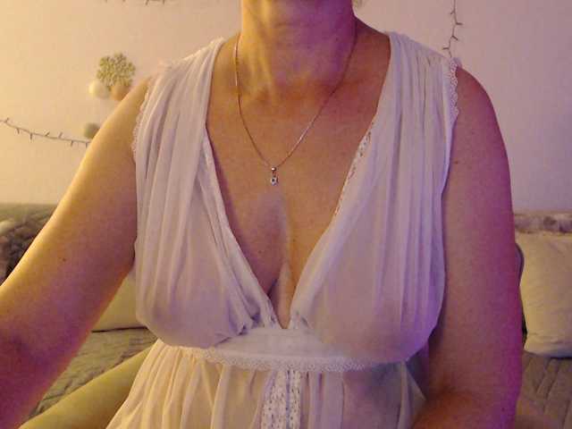 goodSnowQueen live cam on BongaCams