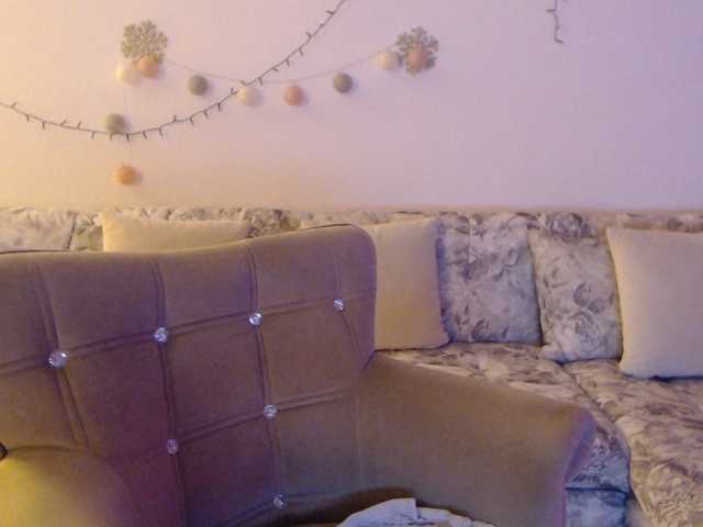 goodSnowQueen, live now on BongaCams