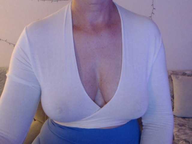 goodSnowQueen live cam on BongaCams
