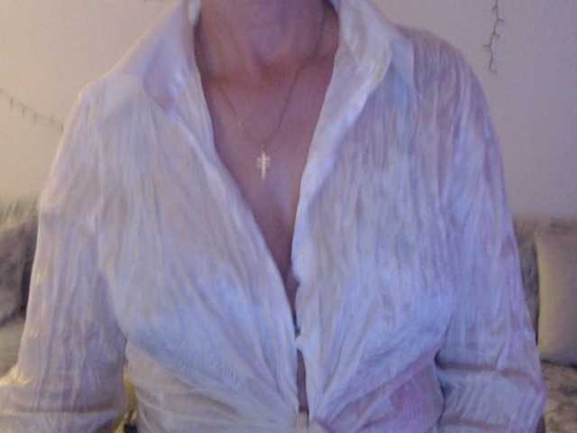 goodSnowQueen's BongaCams show and profile