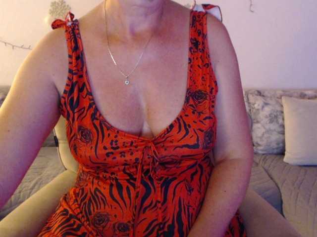 goodSnowQueen live cam on BongaCams