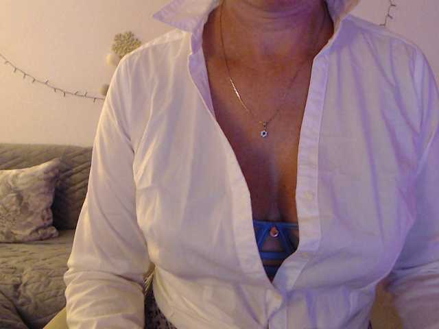 goodSnowQueen live cam on BongaCams
