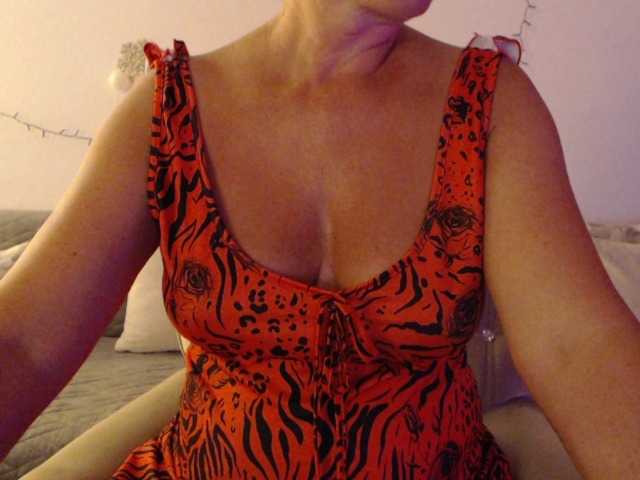 goodSnowQueen live cam on BongaCams