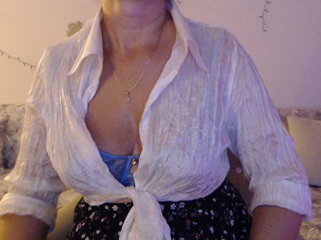 goodSnowQueen, live now on BongaCams