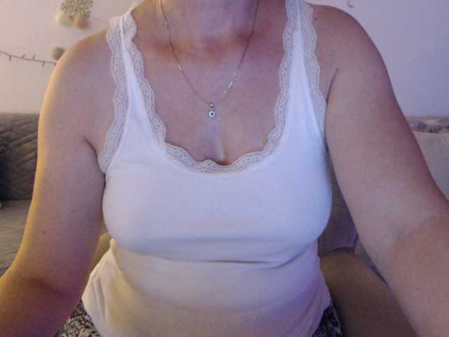 goodSnowQueen live cam on BongaCams