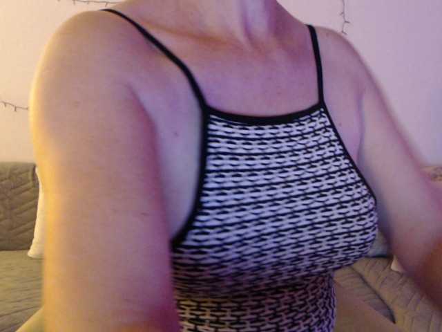 goodSnowQueen live cam on BongaCams