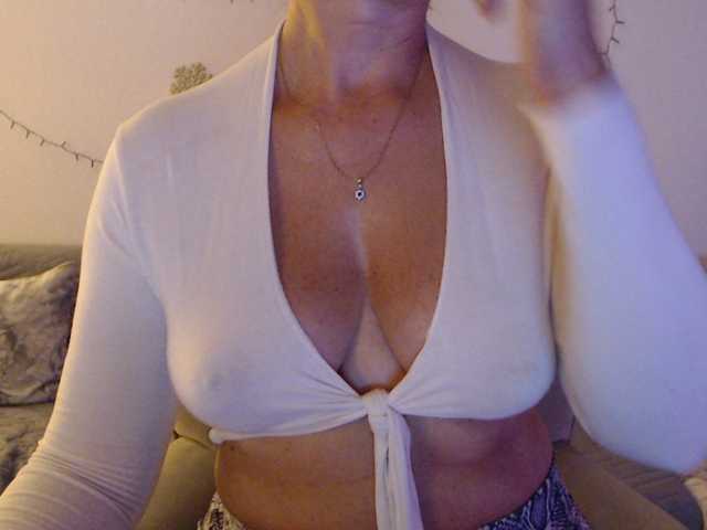 goodSnowQueen live cam preview