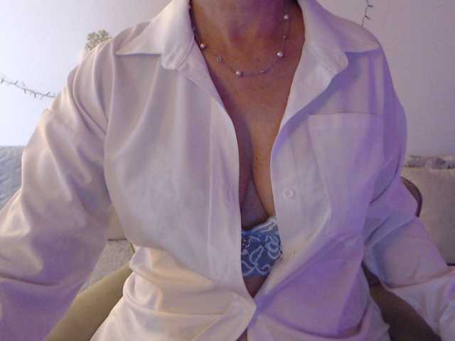 goodSnowQueen live cam on BongaCams