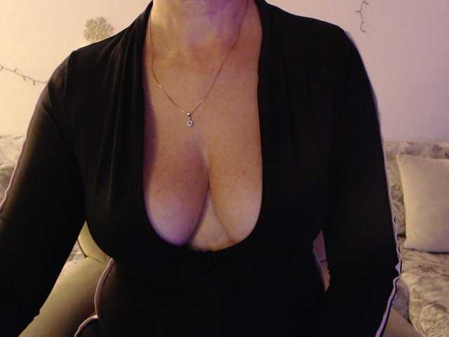 goodSnowQueen live cam on BongaCams