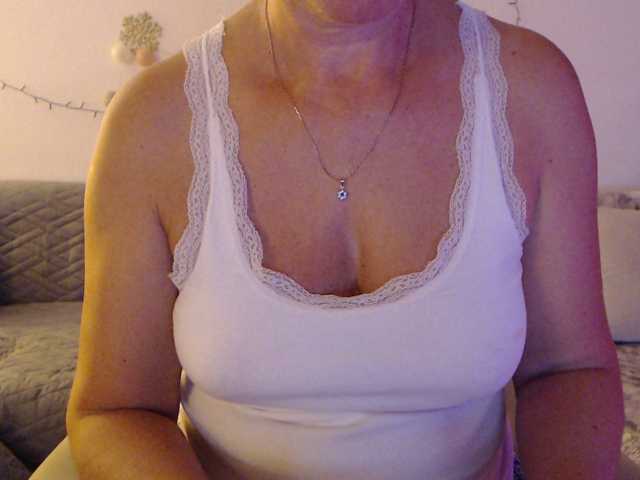 goodSnowQueen live cam on BongaCams