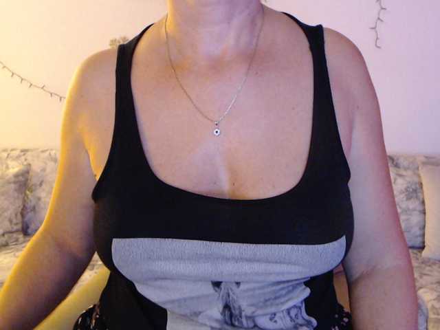goodSnowQueen live cam on BongaCams