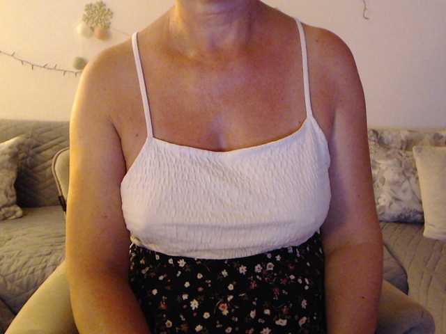 goodSnowQueen live cam on BongaCams
