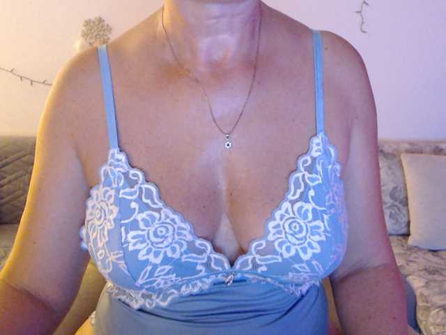 goodSnowQueen live cam preview