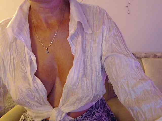 goodSnowQueen webcam