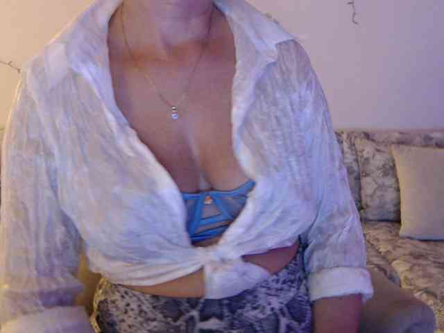 goodSnowQueen webcam
