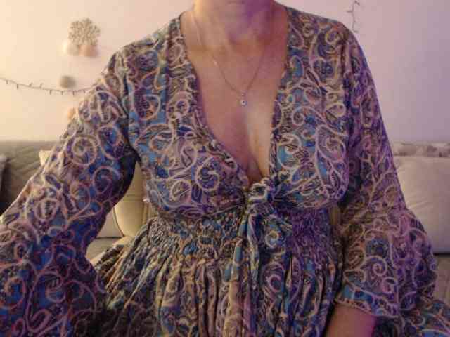 goodSnowQueen webcam