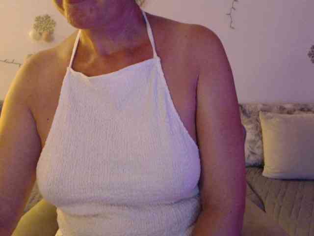 goodSnowQueen webcam