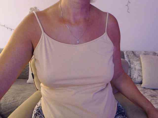 goodSnowQueen live female cam on bongacams