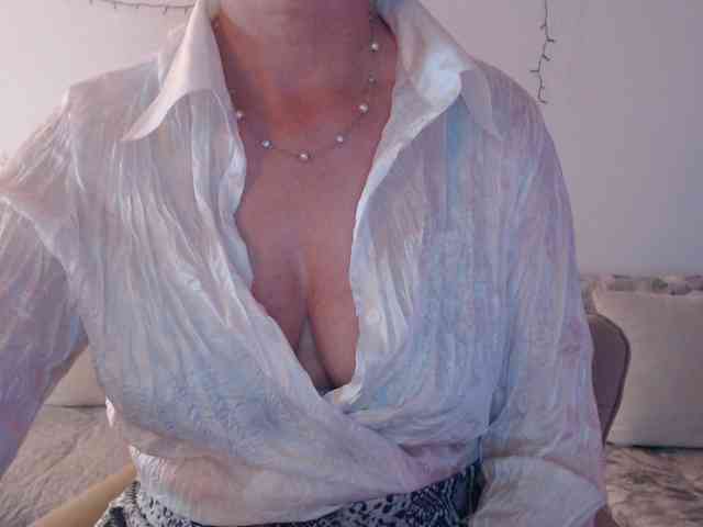 goodSnowQueen webcam