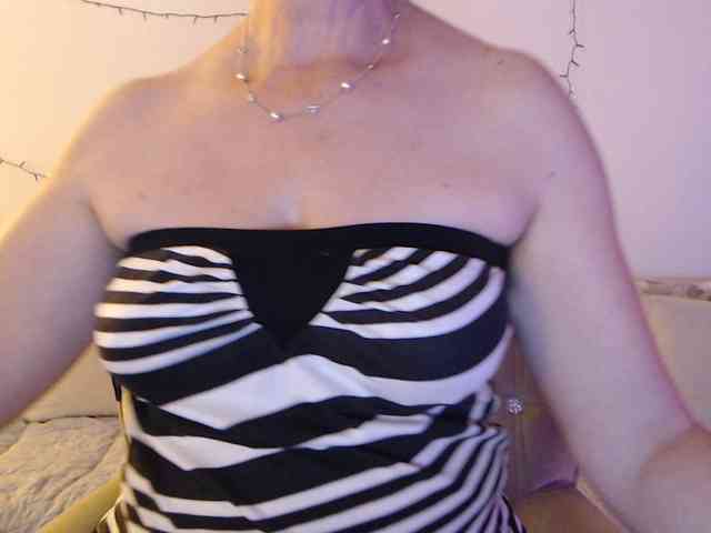 goodSnowQueen webcam