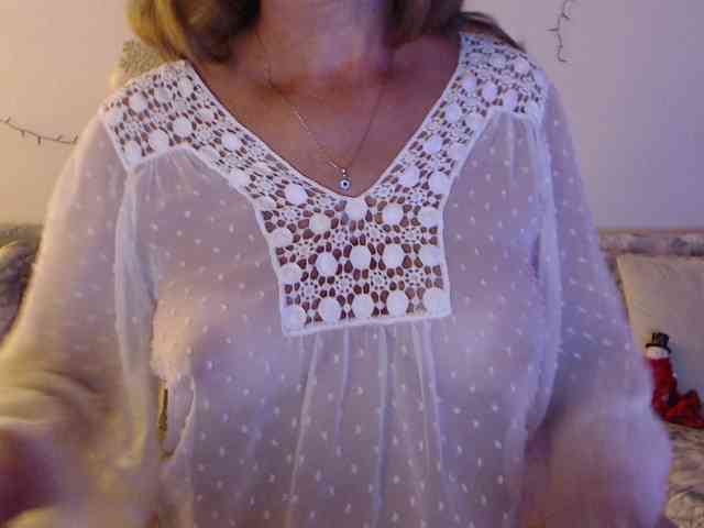 goodSnowQueen live female cam on bongacams