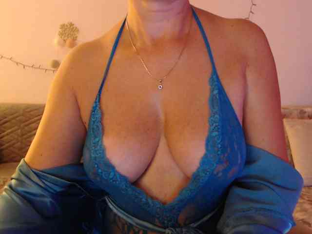 goodSnowQueen live female cam on bongacams