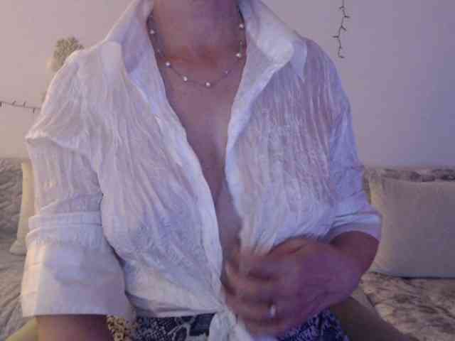 goodSnowQueen webcam