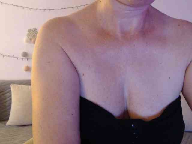goodSnowQueen webcam