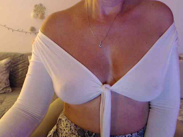 goodSnowQueen webcam