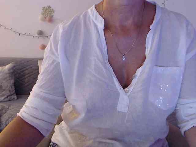 goodSnowQueen live female cam on bongacams