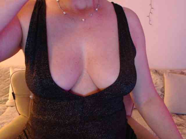 goodSnowQueen webcam