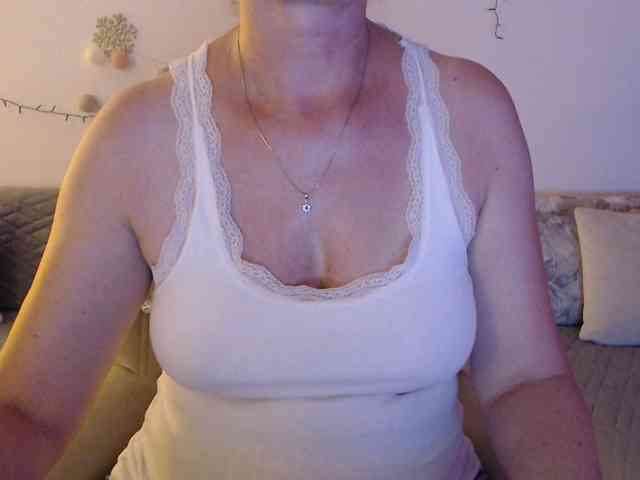 goodSnowQueen webcam