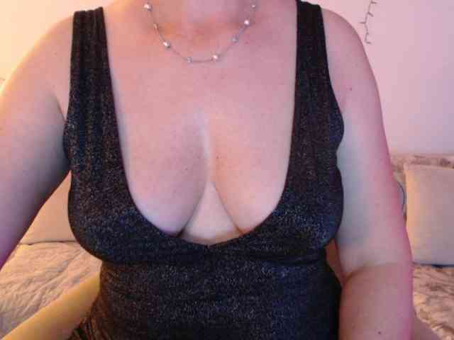 goodSnowQueen webcam