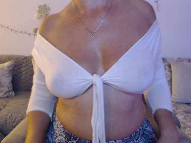 goodSnowQueen live female cam on bongacams