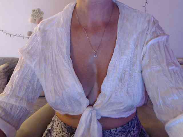goodSnowQueen webcam