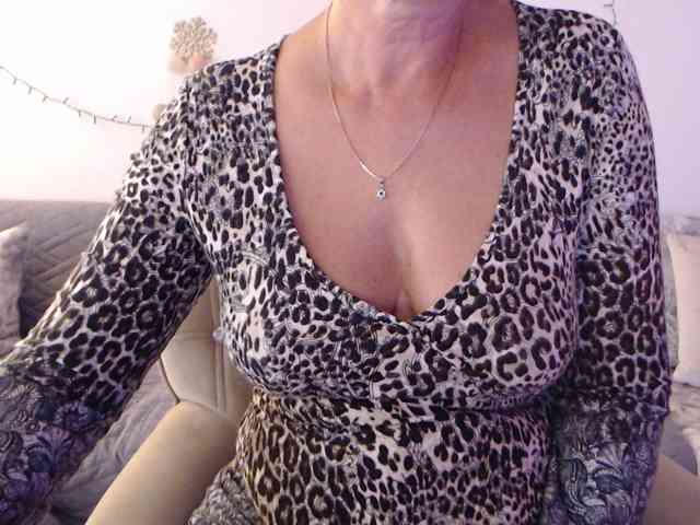 goodSnowQueen live female cam on bongacams