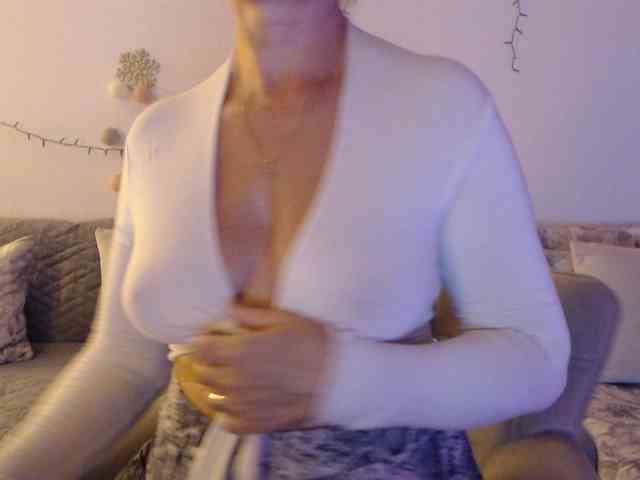 goodSnowQueen webcam
