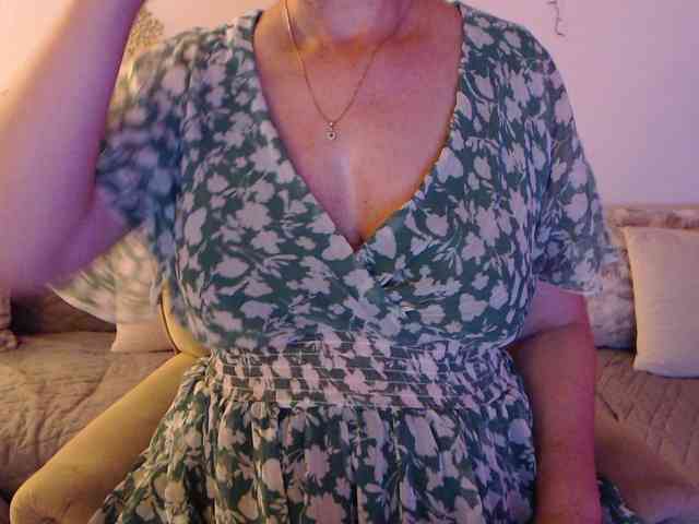 goodSnowQueen webcam