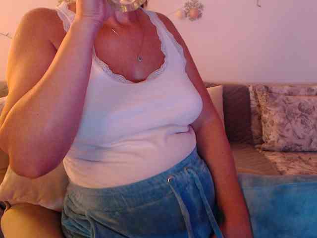 goodSnowQueen webcam