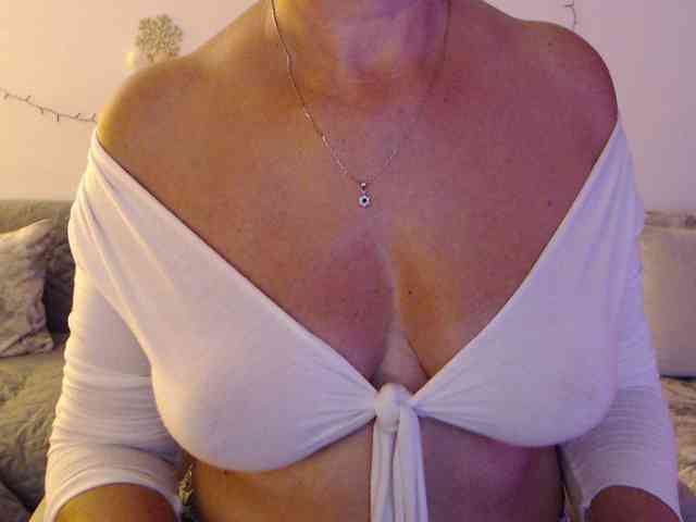 goodSnowQueen webcam