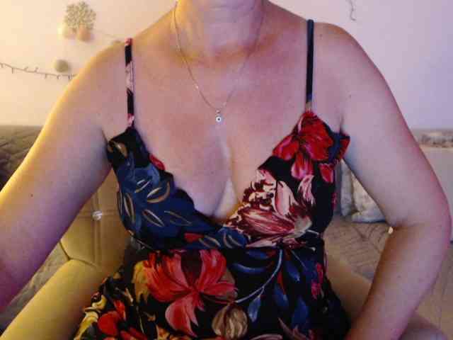 goodSnowQueen live female cam on bongacams