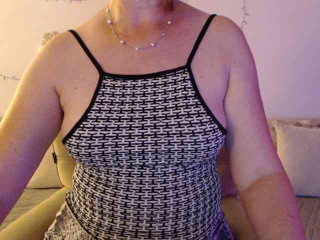 goodSnowQueen webcam