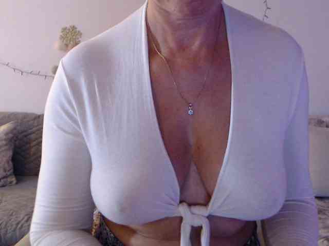 goodSnowQueen live female cam on bongacams