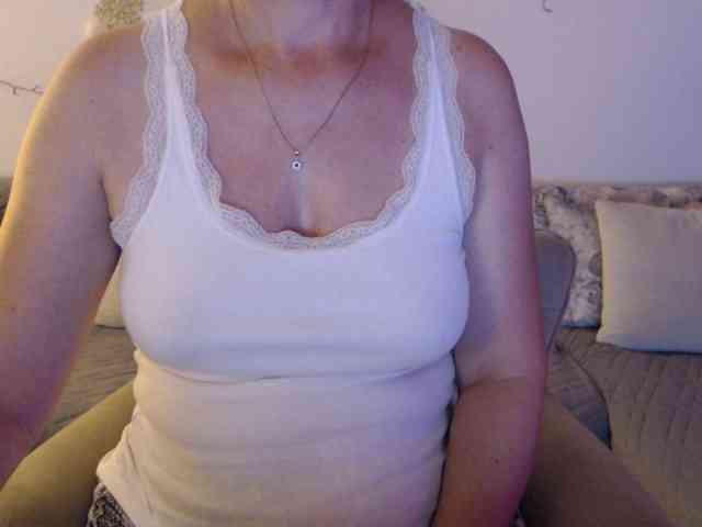 goodSnowQueen webcam