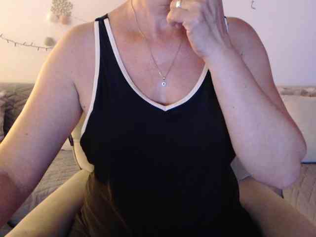 goodSnowQueen Live Webcam on BongaCams