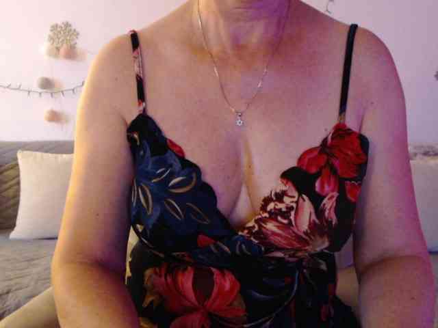 goodSnowQueen webcam