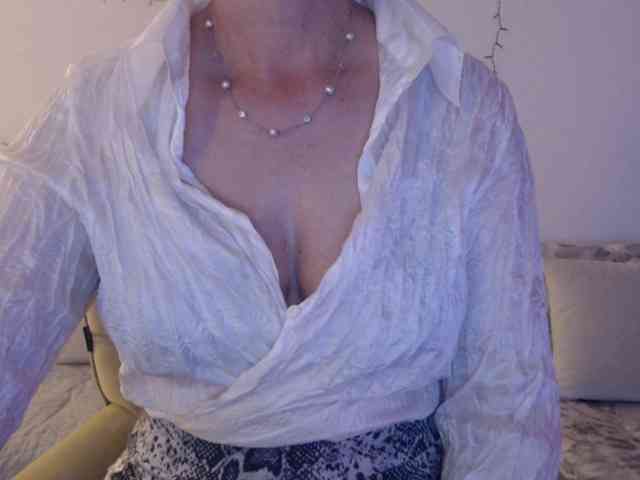 goodSnowQueen webcam